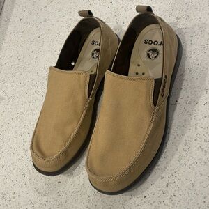 Crocs walu slip on loafers - light brown / new (no tag)